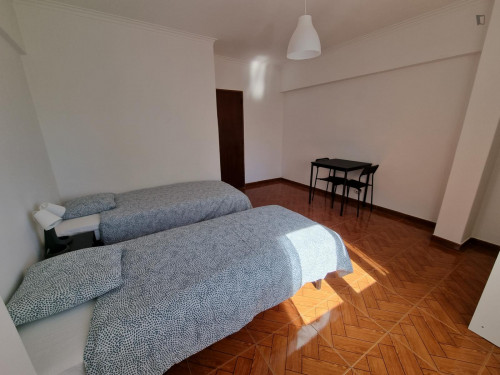 Spacious twin bedroom near the Algueirao-Mem Martins train station
