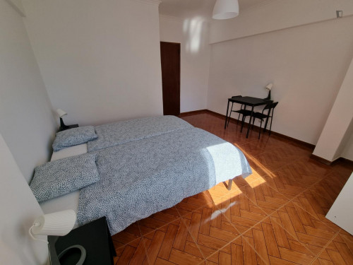 Spacious twin bedroom near the Algueirao-Mem Martins train station