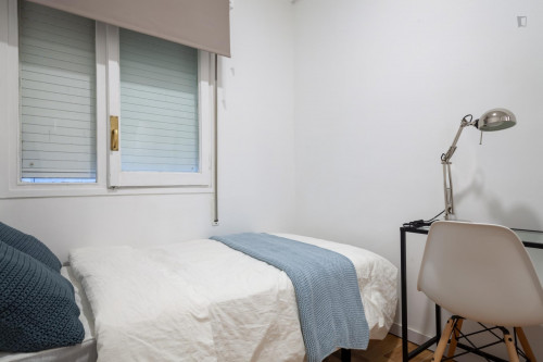Cosy double bedroom in a 5-bedroom apartment - Gallery - 22