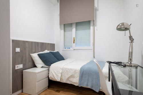 Cosy double bedroom in a 5-bedroom apartment - Gallery - 12