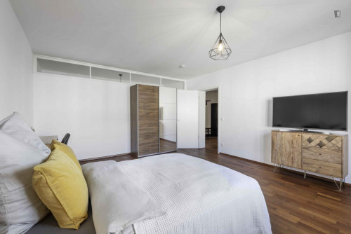Spacious double bedroom in Stuttgart  - Gallery -  2