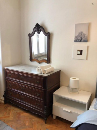 Inviting double bedroom in a 3-bedroom house near Portas de Benfica - Gallery - 6