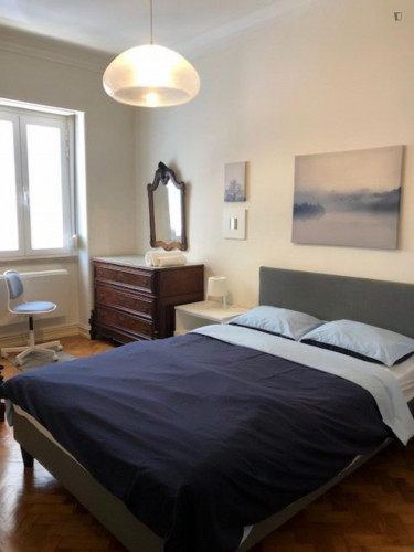 Inviting double bedroom in a 3-bedroom house near Portas de Benfica