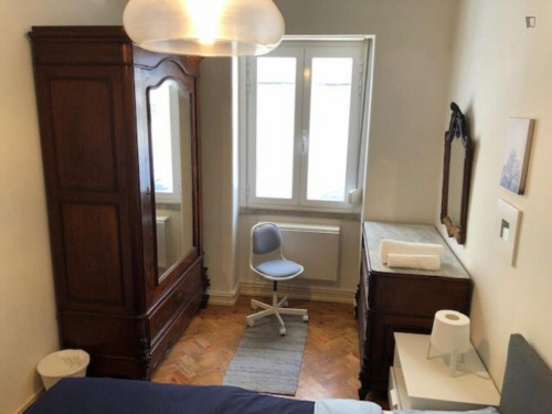 Inviting double bedroom in a 3-bedroom house near Portas de Benfica