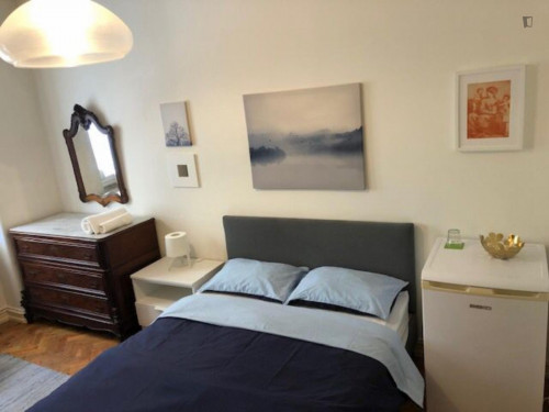 Inviting double bedroom in a 3-bedroom house near Portas de Benfica