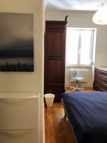 Inviting double bedroom in a 3-bedroom house near Portas de Benfica