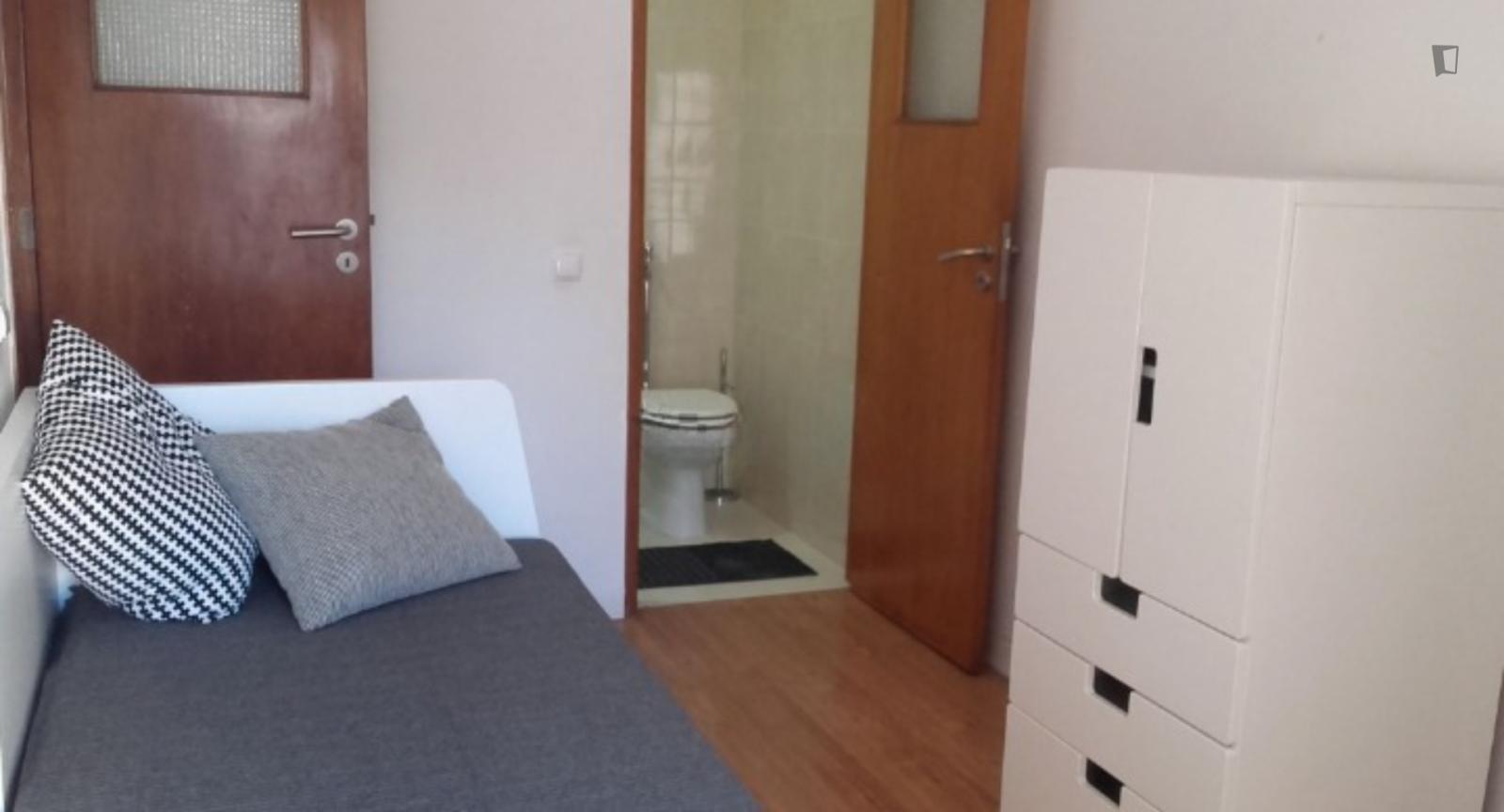 Great Single Bedroom With A Private Bathroom Not Too Far From Alcântara-Terra Train Station - 1