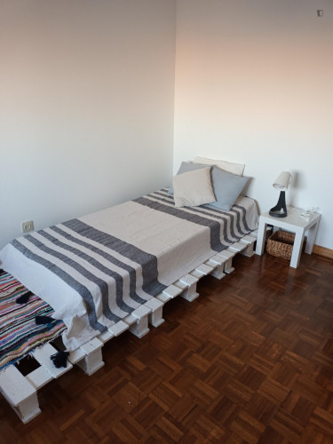 Cosy single bedroom very close to Queluz-Belas train station