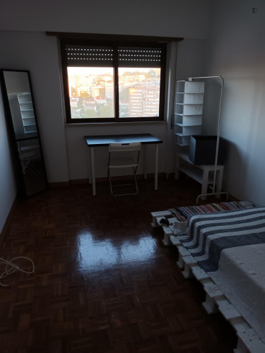 Cosy single bedroom very close to Queluz-Belas train station