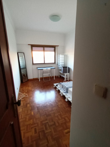 Cosy single bedroom very close to Queluz-Belas train station