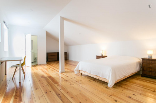 Very modern 7-bedroom apartment near the Anjos metro