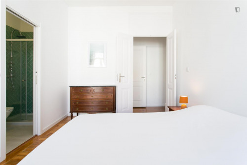 Very modern 7-bedroom apartment near the Anjos metro