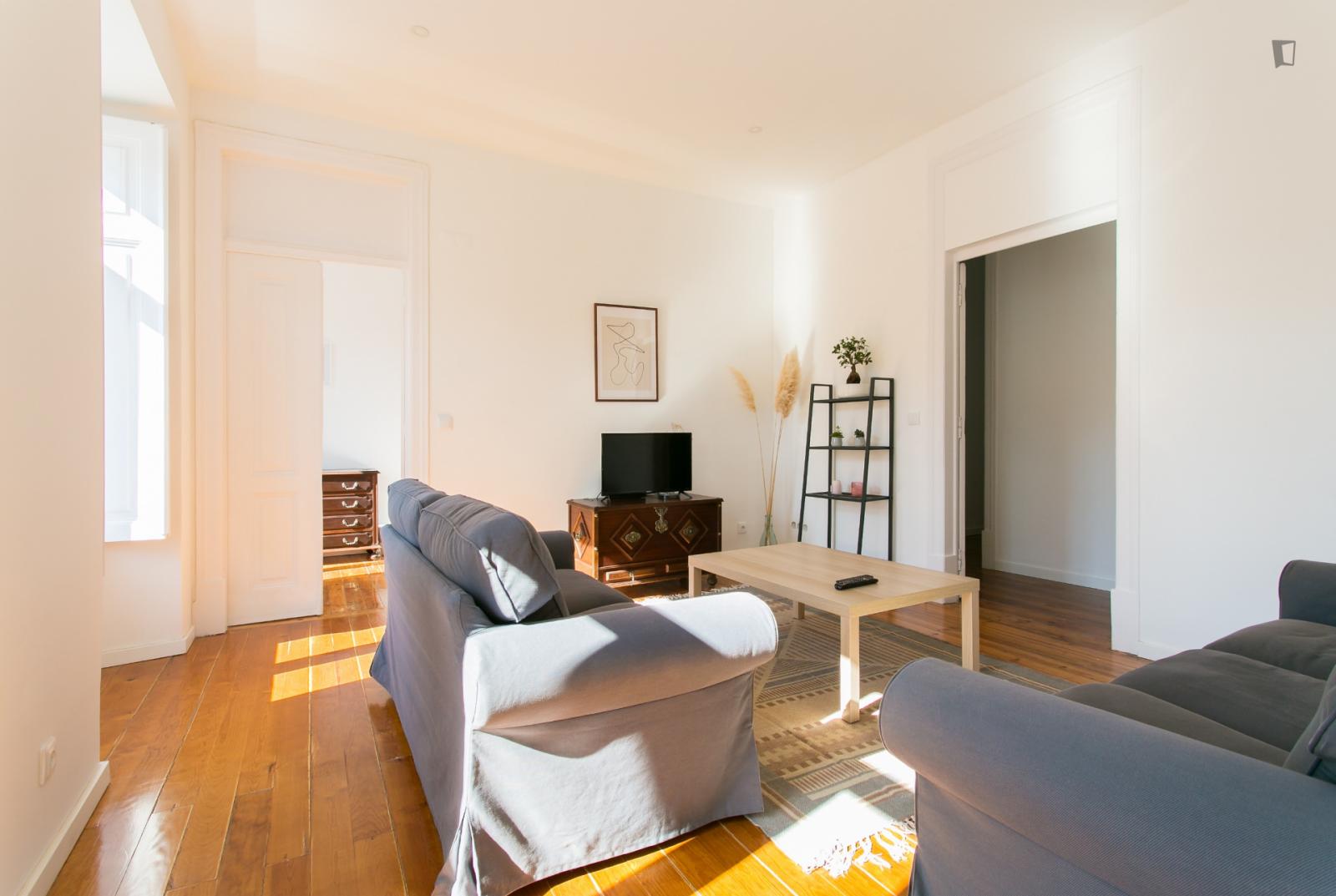 Very Modern 7-Bedroom Apartment Near The Anjos Metro - 1