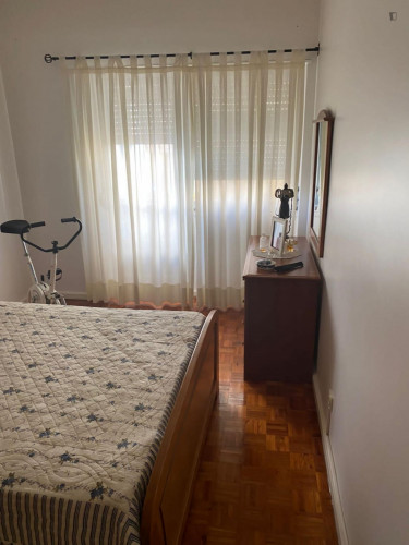 Lovely double bedroom close to Agualva-Cacém train station