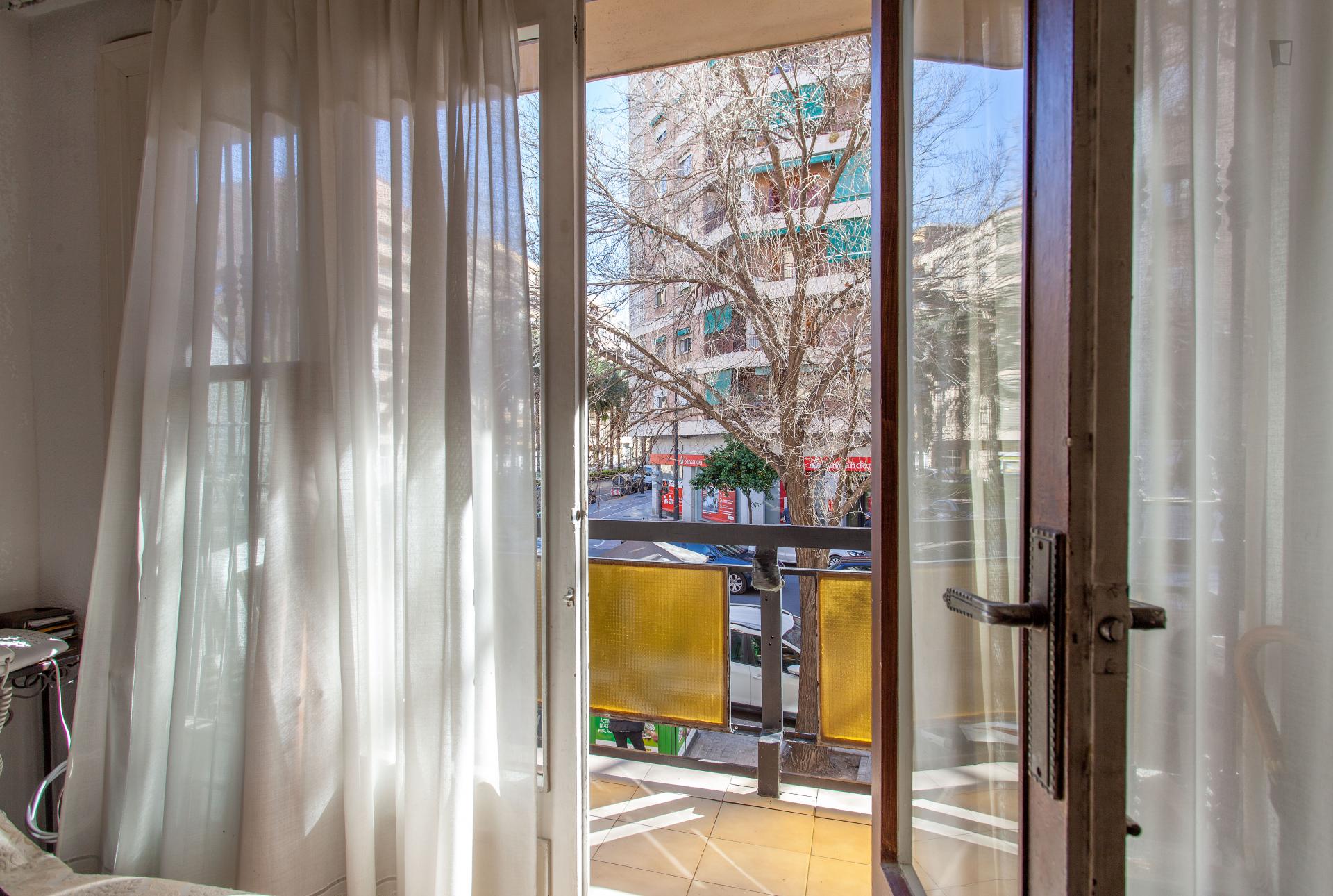 Suitable bedrooms in a very nice flat, in Marxalenes
