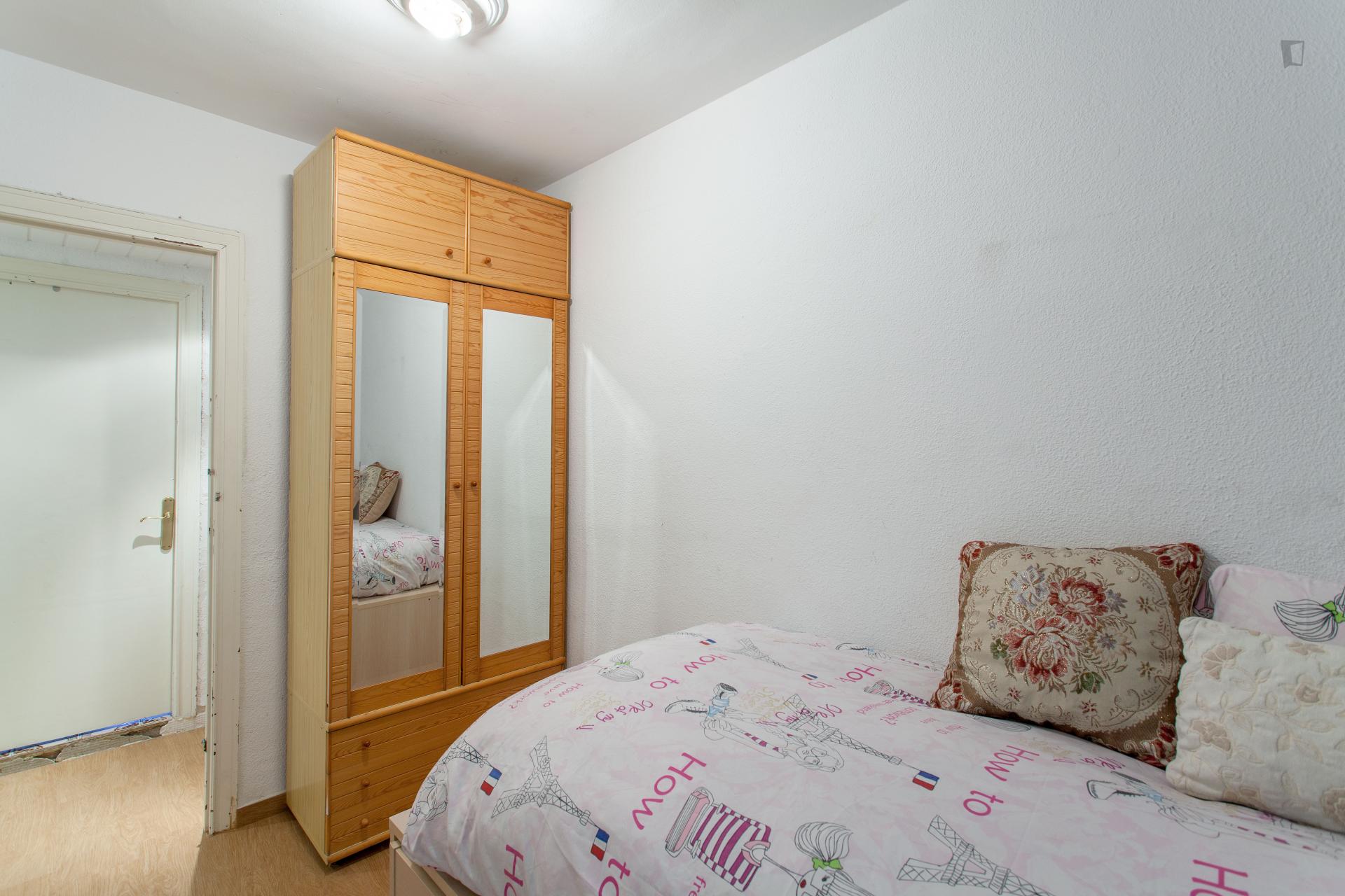 Suitable bedrooms in a very nice flat, in Marxalenes
