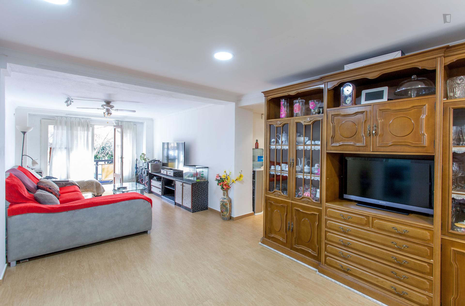 Suitable bedrooms in a very nice flat, in Marxalenes