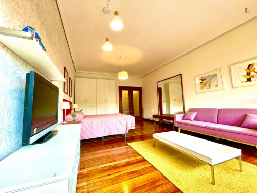 Large double bedroom in Matiko