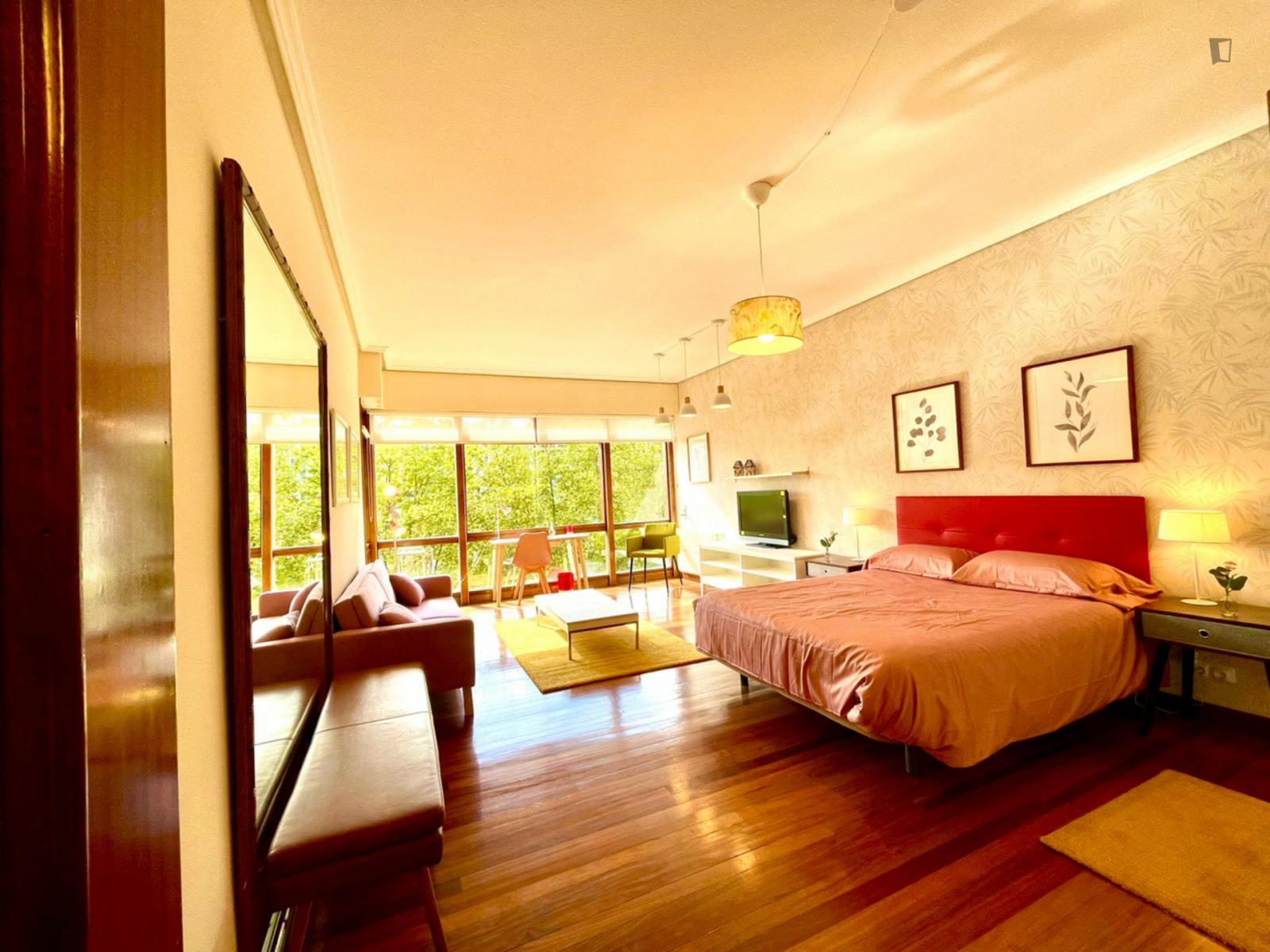  Large Double Bedroom In Matiko  -  Large double bedroom in Matiko  - Gallery -  1