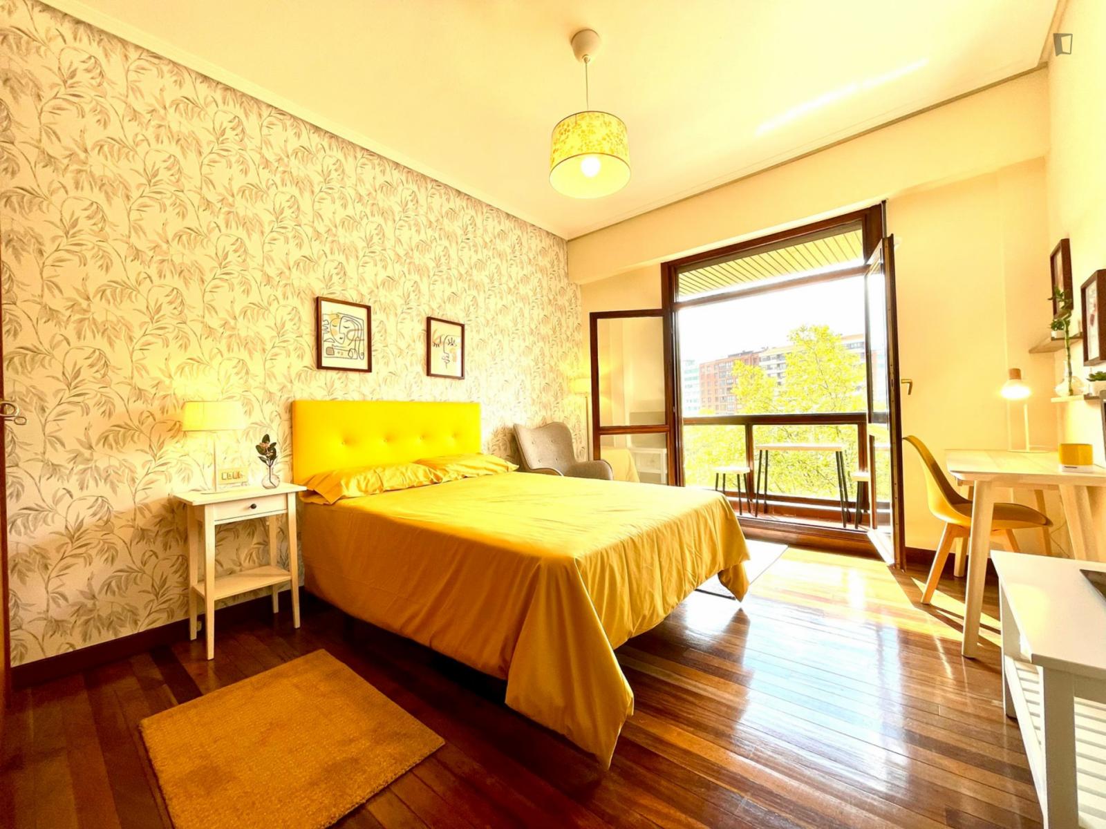  Breezy Double Ensuite Bedroom With A Balcony, Near The Matiko Train Station  -  Breezy double ensuite bedroom with a balcony, near the Matiko train station  - Gallery -  1