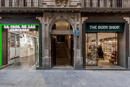 Large single bedroom with window to an interior patio in Barcelona