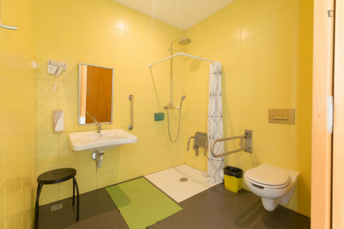 Very cool double bedroom in a hostel, in Arrifana