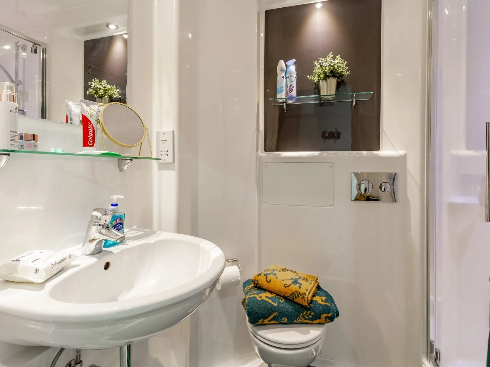 Standard En Suite - Cricket Field Court - Gallery - 5