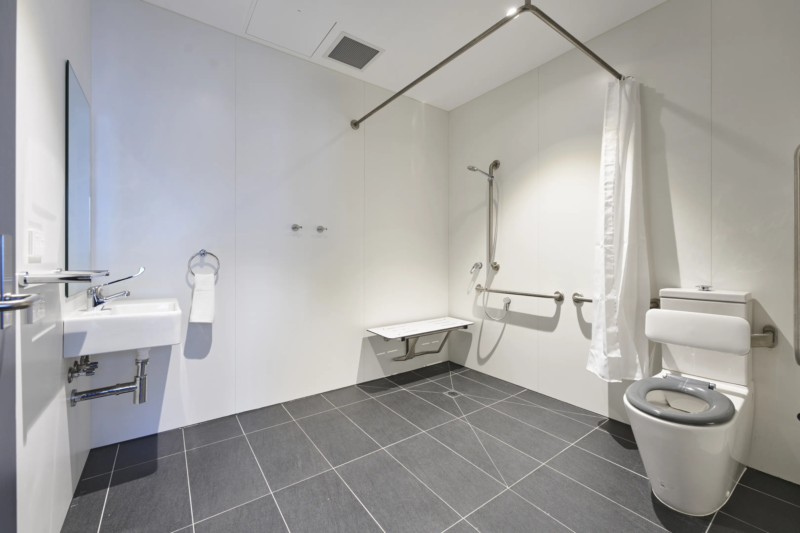  Accessible Bedroom  -  UniLodge Lincoln House  - Gallery -  13