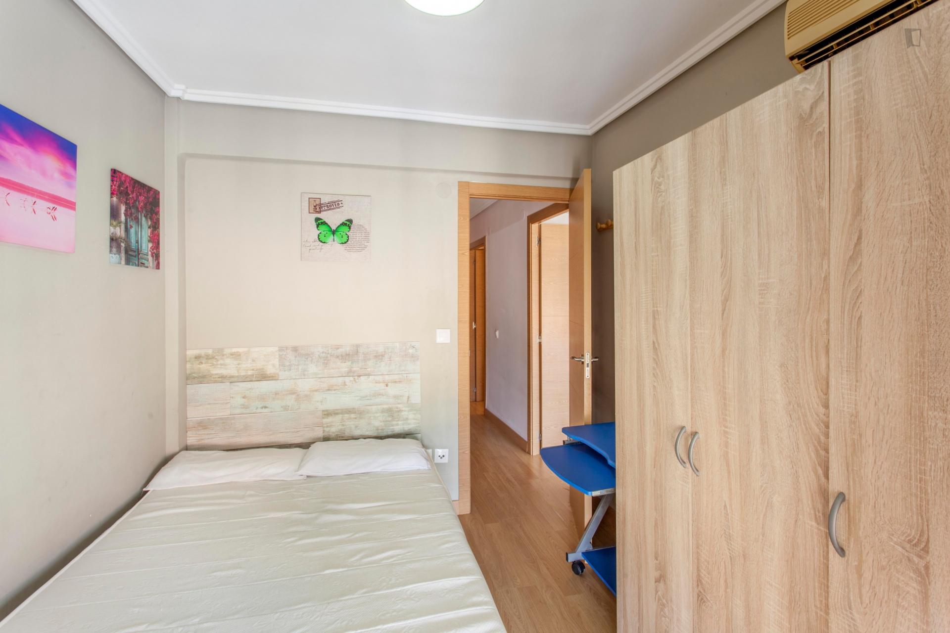 Single bedroom in 4-bedroom apartment