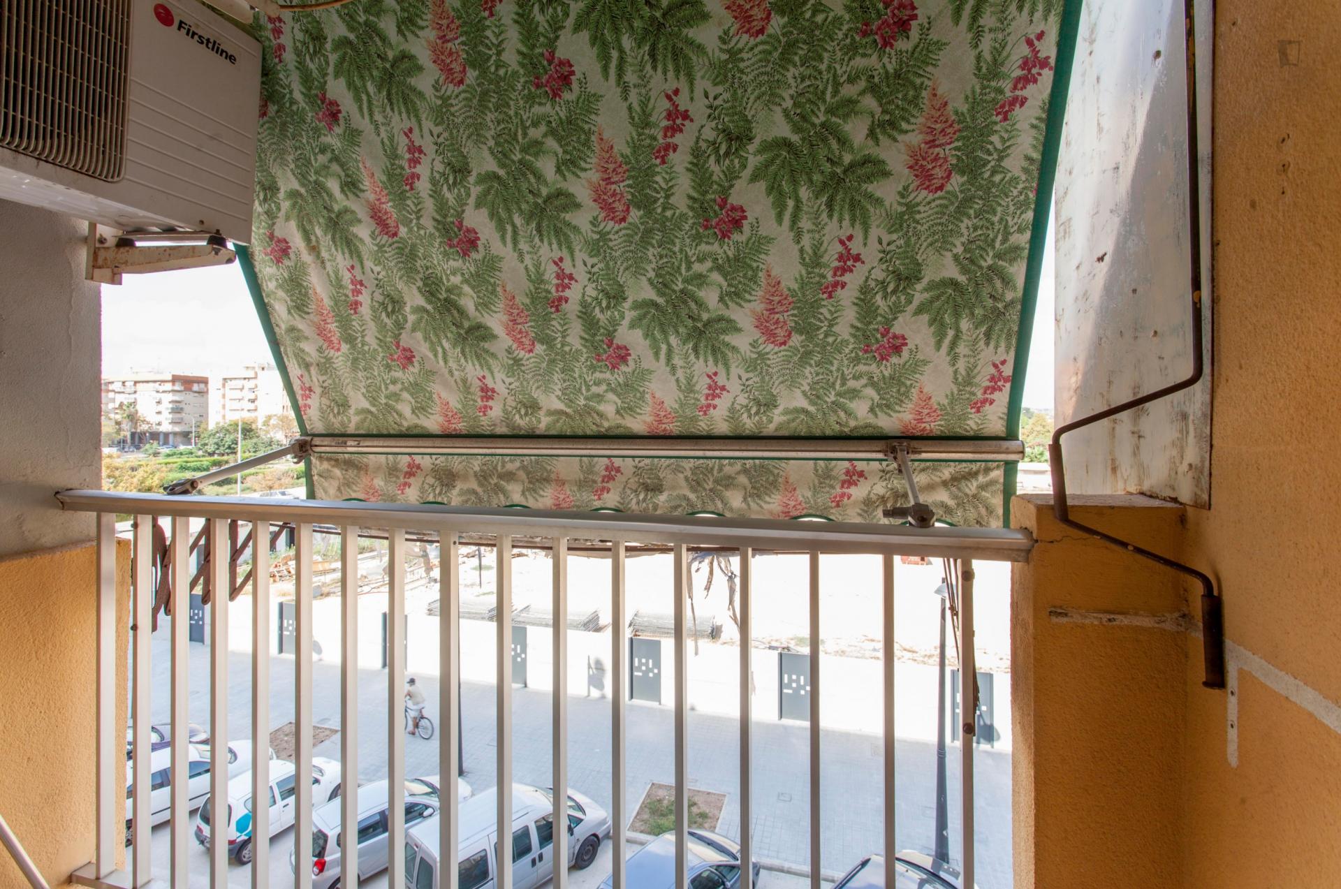 Single bedroom in 4-bedroom apartment