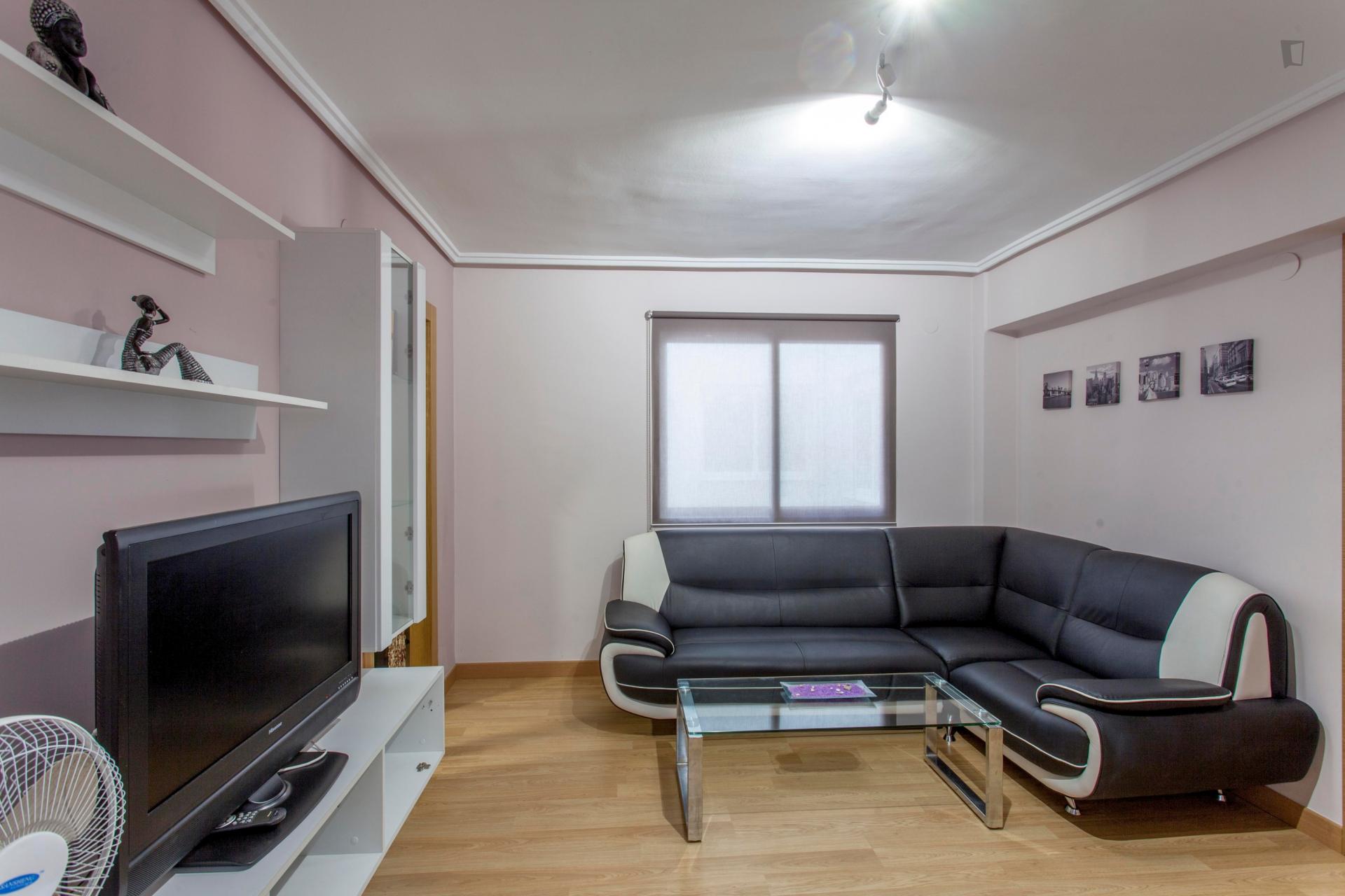 Single bedroom in 4-bedroom apartment