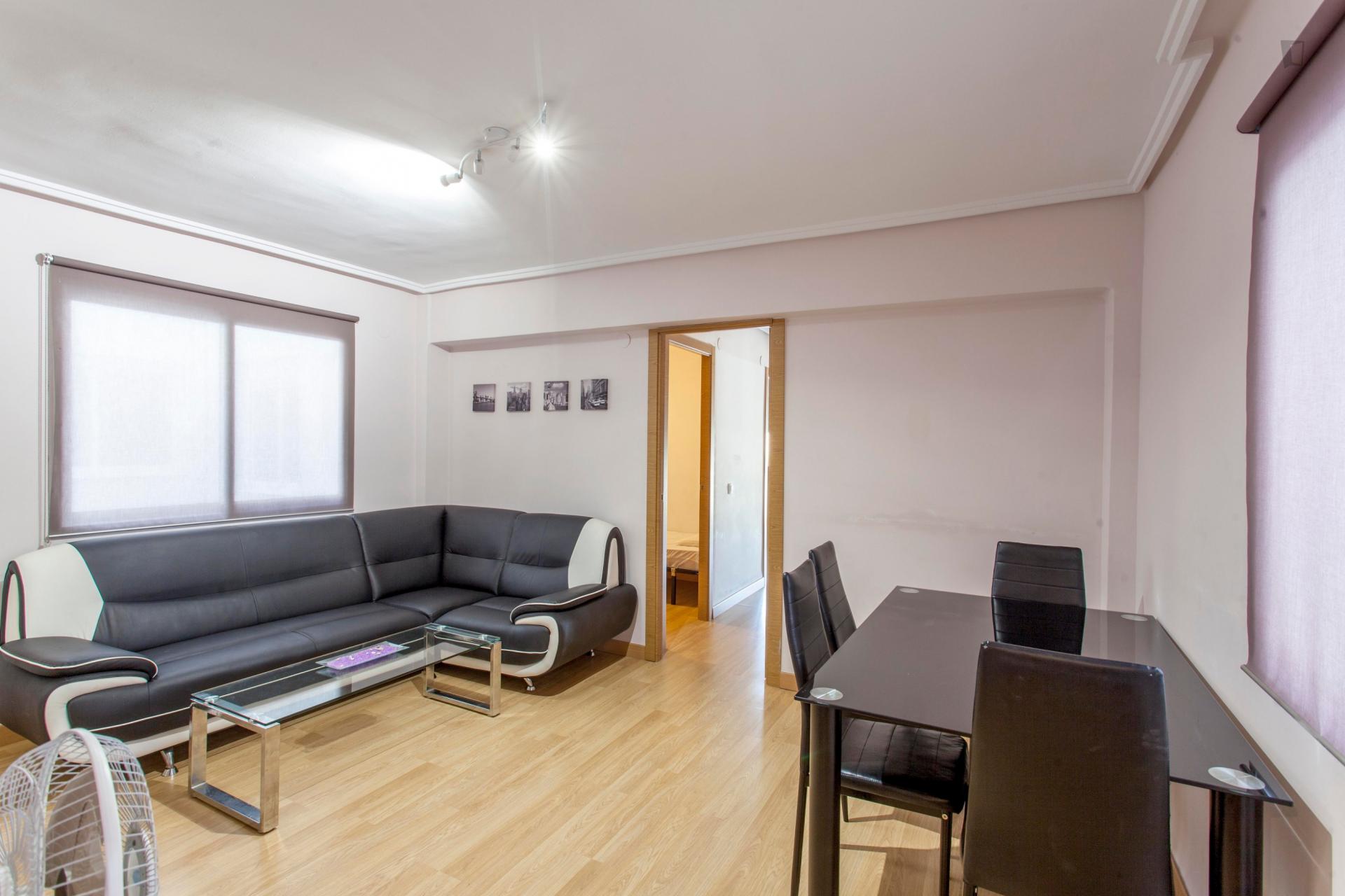 Single bedroom in 4-bedroom apartment