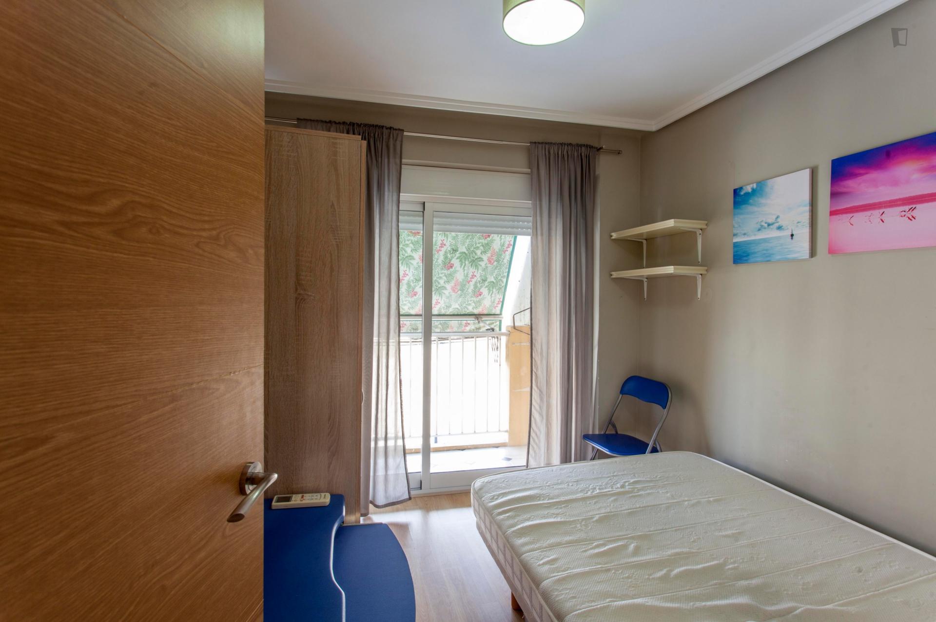 Single bedroom in 4-bedroom apartment