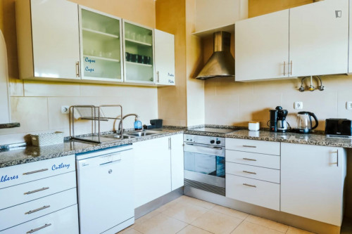 Pleasant 5-bed dorm in Restelo, a modern and colourful hostel - Gallery - 6