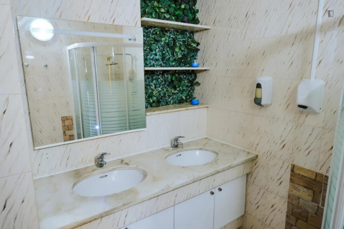 Pleasant 5-bed dorm in Restelo, a modern and colourful hostel - Gallery - 10