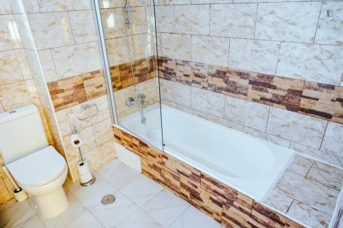 Pleasant 5-bed dorm in Restelo, a modern and colourful hostel - Gallery - 8