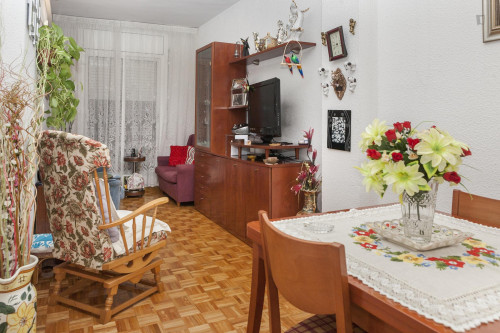 Snug single bedroom next to Badal metro station, for a tenant that speaks Spanish - Gallery - 5