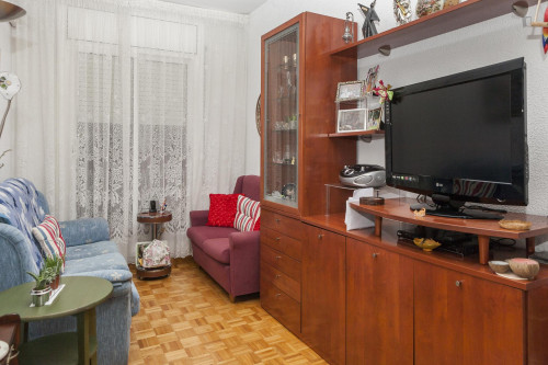 Snug single bedroom next to Badal metro station, for a tenant that speaks Spanish - Gallery - 4