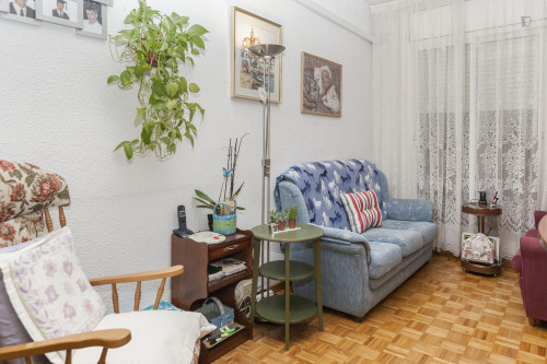Snug single bedroom next to Badal metro station, for a tenant that speaks Spanish - Gallery - 7
