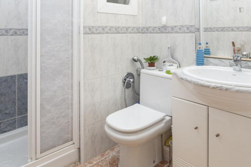 Snug single bedroom next to Badal metro station, for a tenant that speaks Spanish - Gallery - 12