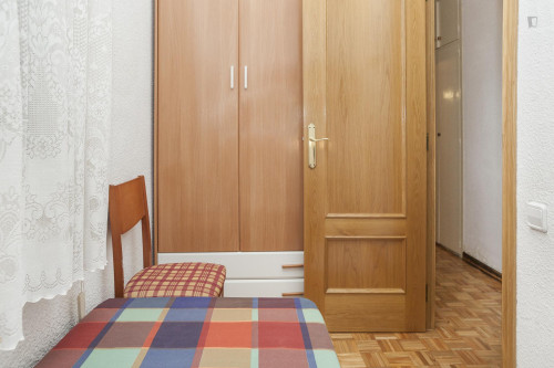 Snug single bedroom next to Badal metro station, for a tenant that speaks Spanish - Gallery - 3