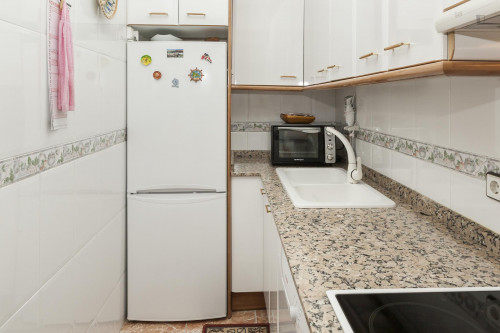 Snug single bedroom next to Badal metro station, for a tenant that speaks Spanish - Gallery - 9