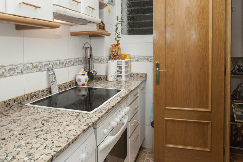 Snug single bedroom next to Badal metro station, for a tenant that speaks Spanish - Gallery - 8