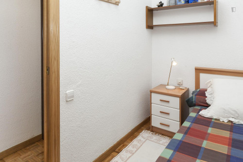 Snug single bedroom next to Badal metro station, for a tenant that speaks Spanish - Gallery - 2
