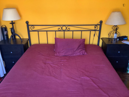 Nice double bedroom with a balcony, in Oeiras