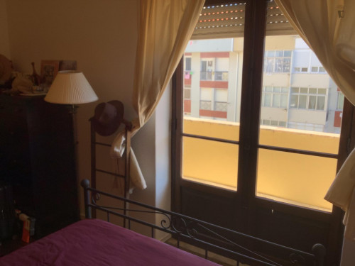 Nice double bedroom with a balcony, in Oeiras