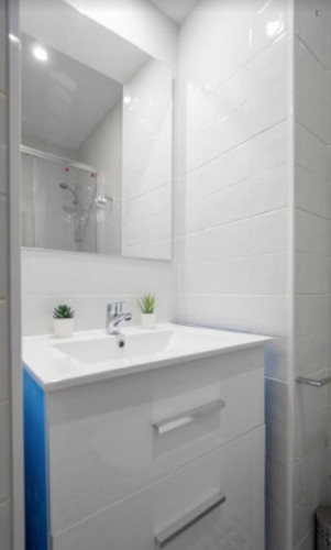 Bright single bedroom near Verdaguer metro station