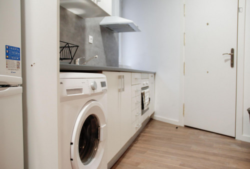 Comfortable double bedroom within reach of Real Jardín Botánico