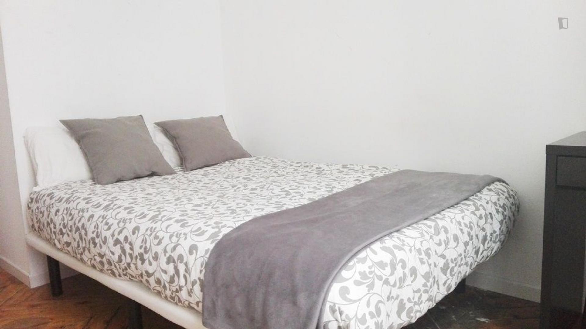 Single bedroom in nice 11-bedroom apartment in beautiful Opera