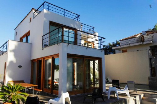 Stunning 4-Bedroom Villa by the sea in Altavilla Milicia with shared pool